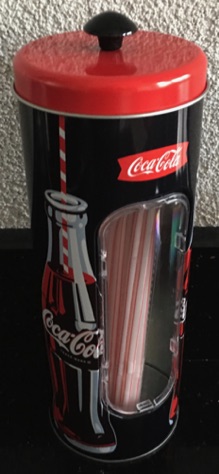 7505-2 € 8,00 coca cola rietjshouder ijzer afb. flesjes.jpeg